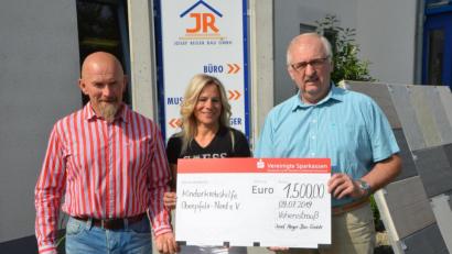 Bild: dob
Das Unternehmerehepaar Josef und Michaela Reger unterstützen die Kinderkrebshilfe in der Region Oberpfalz Nord und übergibt an den Vorsitzenden Herbert Putzer (rechts) eine Spende in Höhe von 1500 Euro.
