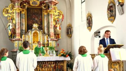 Bild: bkr
Kirchenpfleger Andreas König (Ambo) lässt die Priesterlaufbahn von Alois Scherm (am Altar) beim Festgottesdienst Revue passieren.