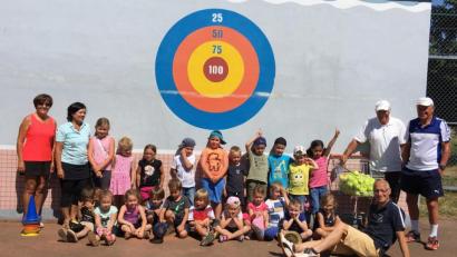 Bild: adj
Viel Spaß haben die Kinder beim Schnupperkurs mit der Tenniscrew.