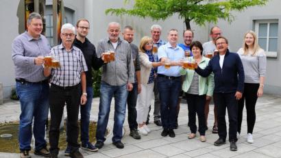 Bild: njn
Die Bierprobe des Bürgerfestausschusses ist gelungen. Mit auf dem Bild Bürgermeister Hans Donko (Zweiter von rechts), Braumeister Ludwig Würth (Sechster von rechts) sowie die Bürgerfestorganisatorin Carolin Böckl (rechts).