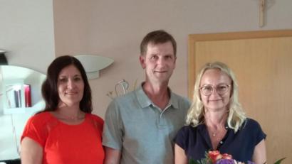 Bild: fvo
Daniela Wunder (rechts) schließt nach 17 Jahren zum 1. September 2019 ihren Frisurentreff. Hauseigentümer Cornelia und Josef Greiner danken für die Zusammenarbeit.