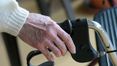 Symbolbild: Peter Endig/dpa
Pflegebedürftigkeit tritt schleichend auf, heißt es bei der KAB.