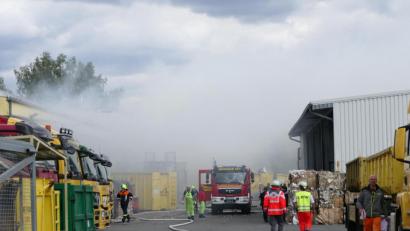 Bild: ils
16 Feuerwehrdienststellen rücken am Dienstag nach Windischeschenbach aus. Dort müssen sie 400 Kubikmeter brennende Papierschnipsel löschen.