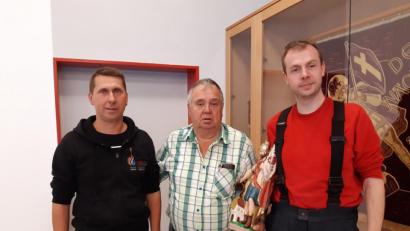 Bild: Lowak
Karl-Heinz Flasch (Mitte) möchte seinen heiligen Florian in guten Händen wissen. Deshalb überreicht er die handgeschnitze Holzfigur der Feuerwehr. Vorsitzender Christian Münchmeier (rechts) und Robert Markt freuen sich darüber.