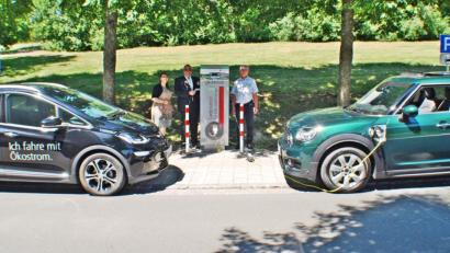 Bild: enz
Werkleiter Gerhard Geiger, Bürgermeister Klaus Meyer und Doreen Ibrahimovic (von rechts) von "N-ergie" nahmen symbolisch die neue Ladesäule beim Sibyllenbad in Betrieb.