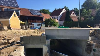 Bild: gri
Die Bauarbeiten an der Straßenbrücke in Wutschdorf schreiten voran.