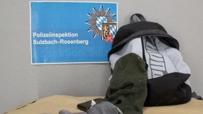 Bild: Polizei
Dieser Rucksack mit Handschuhen und Sturmhaube lag im Bürgerpark im Gebüsch.