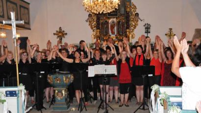 Bild: kia
Sowohl „Just for Joy“ aus Kemnath und „Little Light“ aus Glashütten feiern heuer 20. Jubiläum. Dafür haben sie sich für ein gemeinsames Konzert in Eckersdorf zusammengefunden. Von Auftritt sind die Zuhörer derart begeistert, dass sie mehr hören wollen.