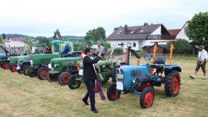 Bild: soj
Pfarrer Pater Anish George segnete die Traktoren.