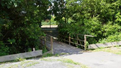 Bild: bkr
Mit der Note 3,7 stuft der TÜV die kleine Brücke über den Schirnitzbach vom Sportplatz zur Kolpingstraße als abbruchreif und desolat ein.