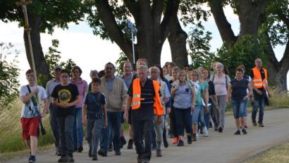 Bild: dob
Jedes Jahr machen sich Pilger auf die sieben Kilometer lange Strecke, um betend von der Stadtpfarrkirche in Vohenstrauß zur Wieskirche nach Moosbach zu ziehen. Vorbei an Neuwirtshaus geht es in Richtung Penzachwald.