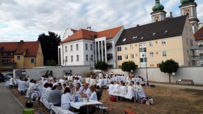 Bild: pz
Zum "Weißen Dinner" trafen sich am Dienstag Tischgesellschaften aus dem ganzen Landkreis in den Neuen Gärten.