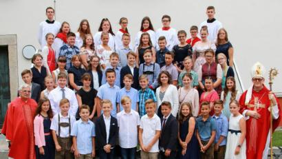 Bild: exb/Fotostudio Kraus
Im feierlichen Gottesdienst, den er zusammen mit Pfarrer Eugen Wismeth (links) zelebrierte, spendete Weihbischof Josef Graf (rechts) 43 Buben und Mädchen aus der Pfarreiengemeinschaft Winklarn-Thanstein das Sakrament der Firmung.