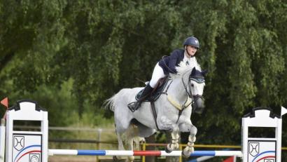 Bild: Ziegler
Ann-Sophie Seidl vom Hallerthaler RV Rohr gewann die schwierigste Prüfung am Sonntagabend, die Springprüfung der Klasse M**.