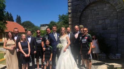 Bild: hl
Mit die ersten Gratulationen nehmen Kristina Weiss und Florian Wagner (Fünfte und Sechster von rechts) von Stefan Kuchenreuther (Fünfter von links), Uwe Kade (rechts) und Mannschaftskapitän Daniel Schwab (Dritter von rechts) entgegen.