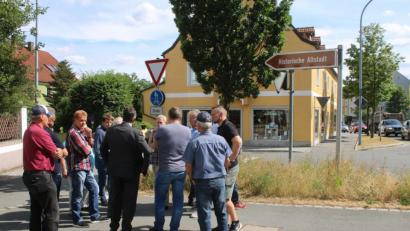 Bild: sne
Die Mitglieder des Bauausschusses diskutieren über die Linksabbiege-Spur in Richtung Stadt. Auch über die Parkplatzsituation beim Spiel- und Schreibwarengeschäft Gradl-Petra grübelt das Gremium. Dort sollen neue Flächen entstehen. Ob die Lage für diese günstig ist, davon machen sich die Kommunalpolitiker vor Ort ein Bild.
