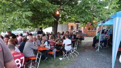 Bild: bsc
Den idyllischen Biergarten ihres Vereinslokals „Goldener Engel“ verwandelten die Frauenreuther Sportschützen zum 12. Mal in eine Weinlaube und boten edle Tropfen, schmackhafte Speisen und dazu beste Unterhaltung bei herrlichem Sommerwetter. Die Besucher kamen in Scharen und feierten mit den Sportschützen.