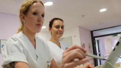 Bild: exb
Pflegekraft Simone Markus und Stationsleitung Ramona Pietsch (von links) geben Patientendaten in eines der neuen Tablets ein.