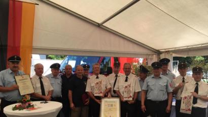 Bild: exb/Feuerwehr Nabburg
Markus Vogl, Kommandant Feuerwehr Lebring (rechts), und der Leiter der Nabburger Abordnung, Lambert Willax (links) tauschten Urkunden aus.