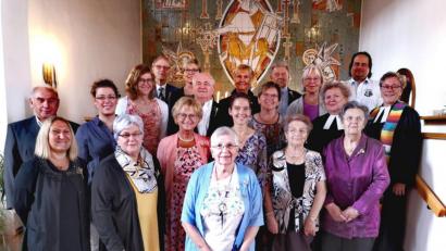 Bild: Thomas Dobler
Pfarrerin Heidi Gentzwein (rechts) leitete den Festgottesdienst in der Christuskirche, mit dem die Jubelkonfirmation von 20 Frauen und Männern begangen wurde.