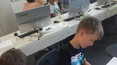 Bild: njn
Den Weg für den Ozobot gaben die Viertklässler selbst vor. Mit gezeichneten farbigen Linien auf dem Papier.