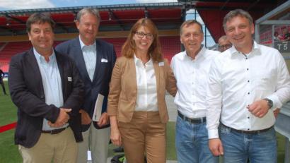 Bild: gib
Bei der Nachfolgeregelung sollten Unternehmer am Ball bleiben. Das rieten (von links) die ehemaligen Firmenchefs Horst Pinsker und Christof Stölzel sowie die IHK-Vertreter Andrea Kahr (Niederbayern), Reinhard Rieger und Manuel Lischka (Oberpfalz) beim Tag der Unternehmensnachfolge in der Continental-Arena.
