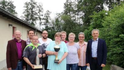 Bild: mhk
Die Mannschaftssieger des Stadtpokal-Wettbewerbs zusammen mit den Einzelbesten Dagmar Skrobatz (Mitte) und Markus Haberkorn (vorne links) sowie dem Sportstadtverbandsvorsitzenden Peter Haibach (links) und Bürgermeister Roland Grillmeier (rechts).