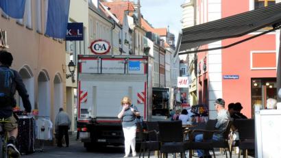 Bild: Stephan Huber
Die Stadträte und die Einzelhändler sind sich einig – der Weihnachtsmarkt soll größer werden. Doch das hätte Konsequenzen für die Verkehrsführung. Vor allem wegen der Lieferanten, die werktags in die Innenstadt müssen, ist noch keine mehrheitsfähige Lösung in Sicht.