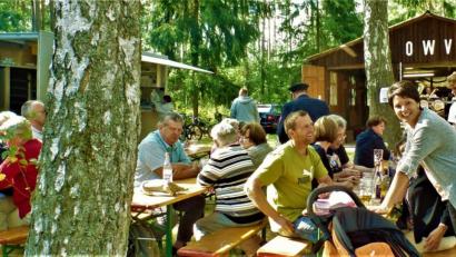 Bild: jml
Der Himmel der Oberpfälzer: Ein sonniger Platz am Waldrand, leise rauschende Birken, kühle Getränke, deftige Brotzeiten und böhmische Blechmusik von der Zoigl-Blosn – was will man mehr? Das OWV-Waldfest bot das alles seinen Gästen.