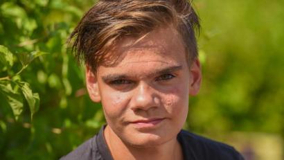 Bild: Nicolas Armer
Justin Fischer sitzt auf einer Treppe im Freibad.