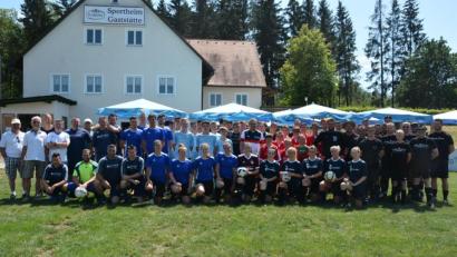 Bild: jr
Acht Hobby-Mannschaften beteiligten sich am 17. Kleinfeldturnier der SV-Freunde Pechbrunn-Groschlattengrün um Sprecher Ludwig Hecht (Zweiter von links). Im Finale setzte sich „Young Power“ gegen das Titelverteidiger-Team der Firmen Leipold aus Mitterteich durch.