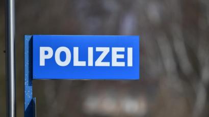Bild: Ralf Hirschberger
Ein Schild mit der Aufschrift „Polizei“ ist zu sehen. Foto: Ralf Hirschberger/Archivbild