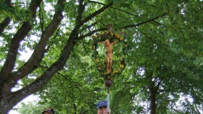 Bild: exb
Angeführt vom Pilgerkreuz machten sich die Gläubigen auf den gut 27 Kilometer langen Weg nach Amberg.