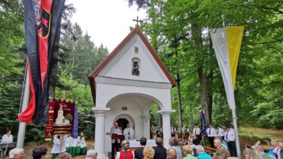 Bild: gz
In den kleinen Kreis der Mitglieder des Kirchensprengels "Eisendorf und Umgebung" mischten sich deren Nachkommen, Eslarner sowie Abordnungen der Schlossbergkapelle und des Krieger- und Soldatenvereins.