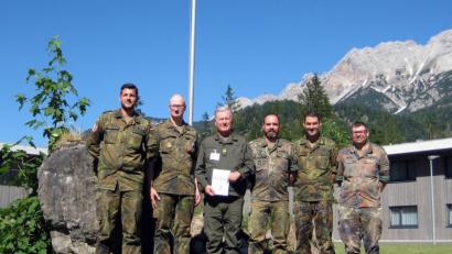 Bild: mor
Oberst Elmar Rosenauer (mit Buch) hat die Soldaten Patrick Krause, Michael Hiller, Kommandant Oberstleutnant Florian Rommel sowie die Reservisten Thomas Ernstberger und Roland Müller (von links) zum Internationalen Militärwettkampf nach Hochfilzen eingeladen.