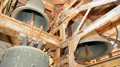 Bild: Andreas Royer
Der Glockenstuhl von St. Johannis in Rosenberg, der das Geläut trägt, hat sich aus seiner Verankerung im Mauerwerk gelöst.