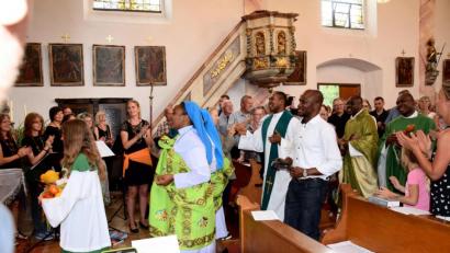 Bild: bö
In der Pfarrei St. Pankratius in Dietldorf, zu der auch die Pfarrei Emhof zählt, hatte Pfarrvikar Christian Ogo (hinten, Zweiter von rechts) zu einem afrikanischen Gottesdienst eingeladen.