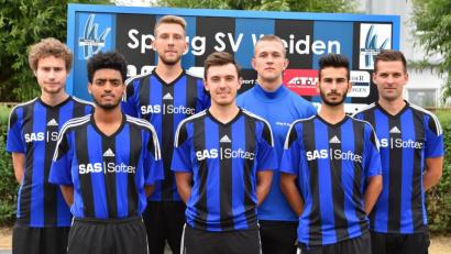 Bild: A. Schwarzmeier
Die SpVgg SV Weiden II geht mit acht Neuzugängen in die Bezirksligasaison: (von links) Daniel Saber, Michaele Bokuretsion, Martin Freimuth, Maximilian Geber, Lukas Steininger, Deniz Bock und Lukas Hudec. Auf dem Bild fehlt Chousein Chousein.
