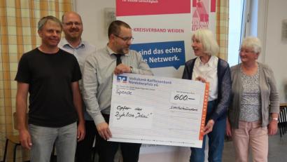 Bild: Kunz
Die Vorsitzende der KAB Weiden-Ost Christa Burzer (Zweite von rechts) überreicht 600 Euro für die Zyklon-Opfer in Südafrika.