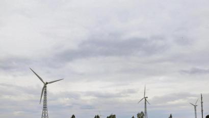 Bild: rw
Bei Wildenreuth stehen bereits drei Windkraftanlagen. In einer Skizze sind in dem Waldgebiet dahinter sieben weitere Anlagen eingezeichnet, die dann mehr als dreimal so hoch wie die bestehenden werden könnten. Die Betreiber dementieren jedoch, dass hinter der Skizze konkrete Planungen stehen.