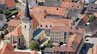 Luftbild: Michael Ascherl 
Das gesamte Areal des früheren Oberpfälzer Hofs (rechts neben der Kirche) soll abgerissen werden.