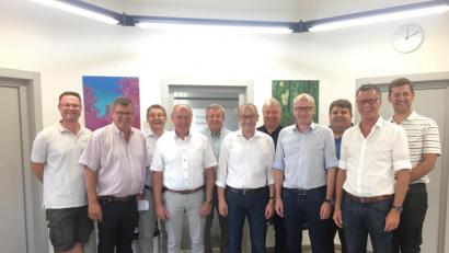 Bild: ibj
Kein Verständnis haben (von links) die Bürgermeister Florian Junkes (Hohenburg, Peter Braun (Schmidmühlen), Josef Gilch (Ebermannsdorf), Roland Strehl (Kümmersbruck), Hans Koch (Königstein), Erwin Geitner (Rieden), Markus Dollacker (Ensdorf), Bernhard Lindner (Hahnbach), Dieter Dehling (Illschwang, Hermann Falk (Hirschau) und Roman Berr (Etzelwang) für den Beschluss des Bayerischen Ministerrats.