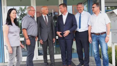 Bild: Bühner
Nur gute Nachrichten für Bundestagsabgeordneten Uli Grötsch (Vierter von links)
bei seinem Besuch der Bundeskasse in Weiden. Mit dabei (von links) Bereichsleiterin Jeannette Rehfeld,
BDZ-Bundesvorsitzender Dieter Dewes, stellvertretender Leiter Bundeskasse Weiden Ralf Gallitzendörfer, 
stellvertretender Vorsitzender BDZ-Nürnberg Hans Eich und Personalratsvorsitzender Bundeskasse Weiden Karl-Heinz Selch