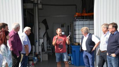 Bild: Lowak
Der Krummennaaber Klärwärter Roland Beyer (Mitte) erläutert dem Stadtrat aus Windischeschenbach die Vorteile einer stationären Klärschlammpresse.