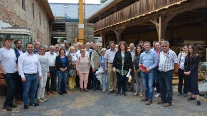Bild: jr
Eine Besuchergruppe des Arbeitskreises Landeskunde Ostbayern informierte sich in Konnersreuth über das Projekt Schafferhof. Fördervereins-Vorsitzender Uwe Rosner (Siebter von rechts), Kunsthistorikerin Elisabeth Vogl (Elfte von rechts) und Architekt Gerhard Plaß (Zwölfter von rechts) stellten den Gästen die Baumaßnahme und das Konzept des geplanten Theres-Neumann-Museums vor.