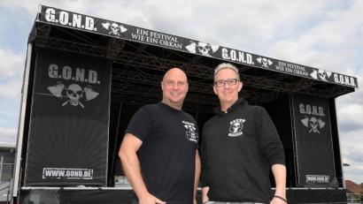 Bild: Wolfgang Steinbacher
Ohne Handy und Funkgerät geht momentan gar nichts beim Festival-Aufbau in Kreuth. Aber für ein Foto haben die G.O.N.D.-Veranstalter Steffen Kiederer und Timo Hofmann (von links) trotzdem Zeit.