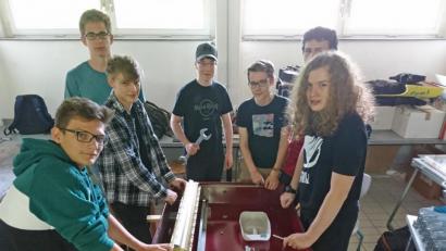 Bild: exb
Die Kunstautomatenschrauber des Kepler-Gymnasium. Der Rest der 13-köpfigen Gruppe im P-Seminar Kunst kümmert sich um des Design der Verpackung.
