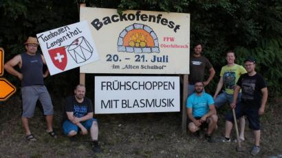 Bild: edo
Das an zentraler Stelle angebrachte Schild zeigt es Passanten aus allen Himmelsrichtungen: Es ist bald wieder Backofenfest.