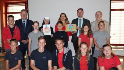 Bild: cs
Als zehnte Schule nimmt die Realschule Auerbach das Zertifikat „Energieschule im Landkreis Amberg-Sulzbach“ entgegen. Stolz auf die Auszeichnung sind mit den Schülern (von links) Landrat Richard Reisinger, Schulleiterin S. Lioba Endres und Kerstin Rittsteiger, die Energiebeauftragte der Realschule. Mit im Bild der ZEN-Vorsitzende und Bürgermeister der Marktgemeinde Hohenburg, Florian Junkes, sowie Projektleiter Manfred Klemm (rechts).