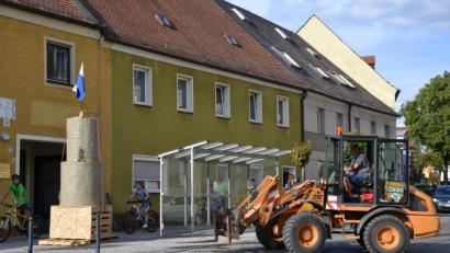 Bild: Lowak
Ein Modell des Butterfassturms sorgt am Stadtplatz für Aufsehen. Andreas Bogner vom Bauhof stellt den fünf Meter hohen Turm an drei verschiedenen Punkten ab. Der Turm in Miniformat soll dem Stadtrat zur Meinungsfindung dienen. Hier steht das Modell vor dem Anwesen Stadtplatz Nummer 9.